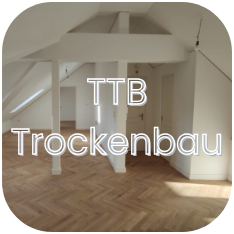 Heller Raum mit Holzfußboden und sichtbaren Dachbalken, beschriftet mit "TTB Trockenbau".