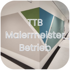 Bunte Wände in einem Malerbetrieb mit grauen, grünen und blauen Flächen und der Beschriftung Malermeister München