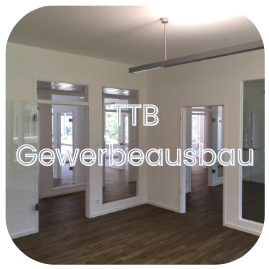 Moderne Büroräume im Gewerbebau mit Holzfußboden und großen Fenstern.